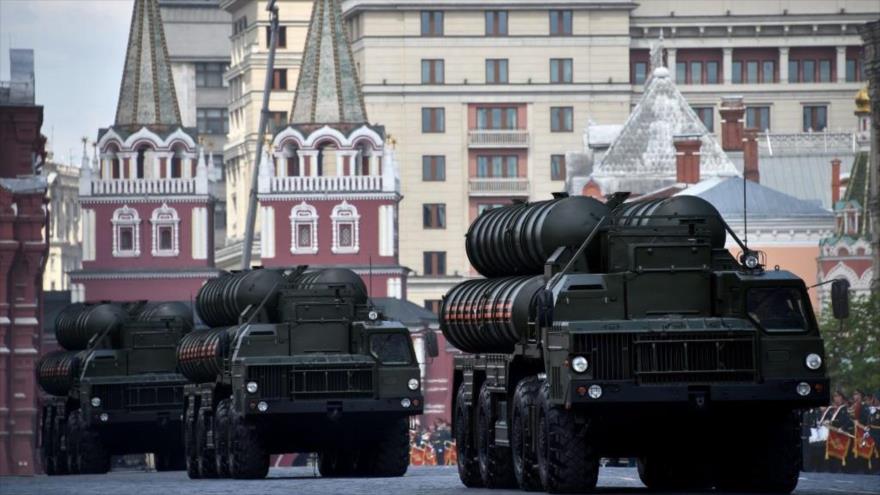 Sistemas de misiles antiaéreos avanzados S-400 de Rusia durante un desfile militar en Moscú (capital), 7 de mayo de 2016.