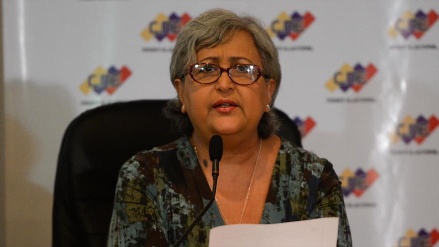La presidenta del Consejo Nacional Electoral (CNE) de Venezuela, Tibisay Lucena, durante la firma del acuerdo de garantía electoral, 1 de marzo de 2018.