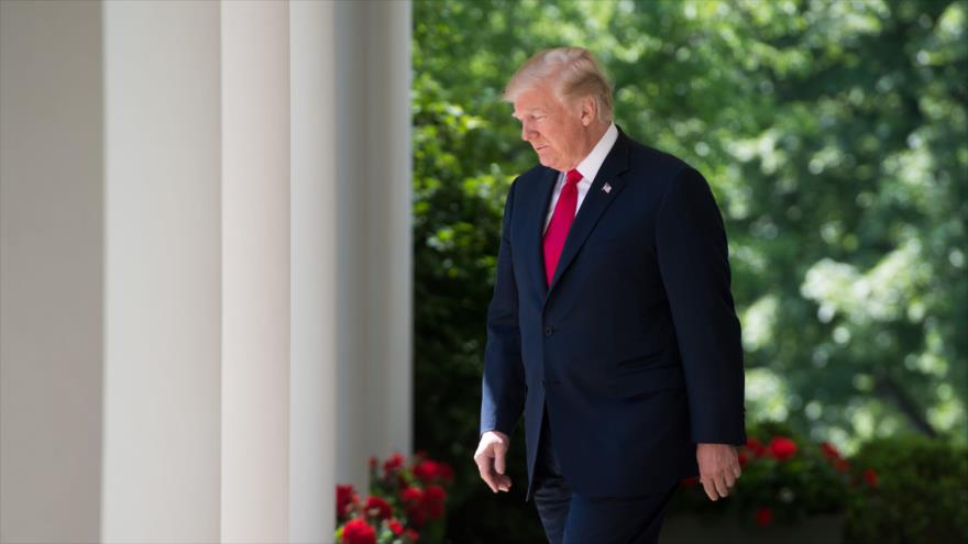 El presidente de EE.UU., Donald Trump, camina en el patio de la Casa Blanca en Washington, 3 de mayo de 2018.