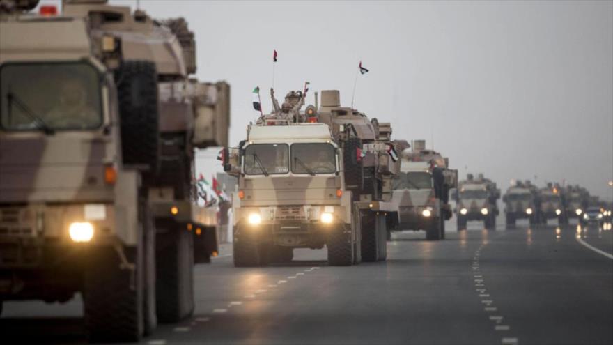 Un convoy militar de las fuerzas de los Emiratos Árabes Unidos (EAU) parte hacia Yemen.