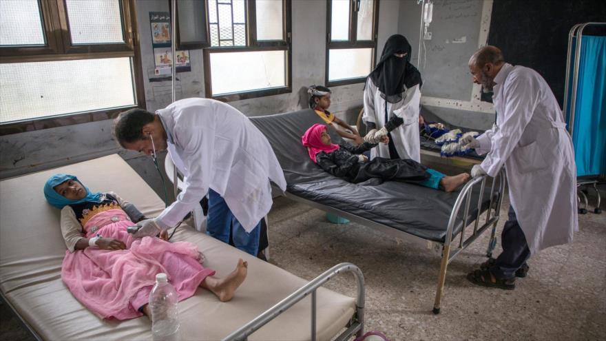 Pacientes afectados de cólera reciben atención en un centro médico en la provincia central yemení de Dhale.