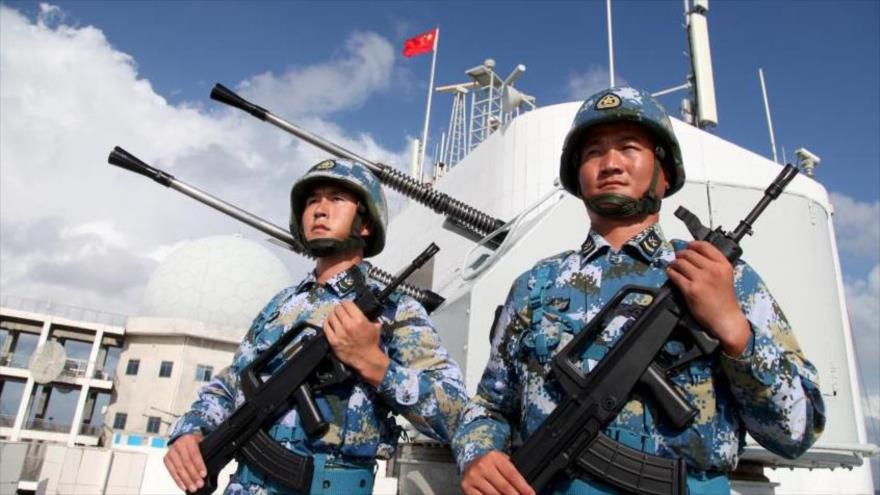 Fuerzas navales de China vigilan una base del país asiático en las islas en disputa Spratly (llamadas Nansha por Pekín) en el mar de China Meridional. 