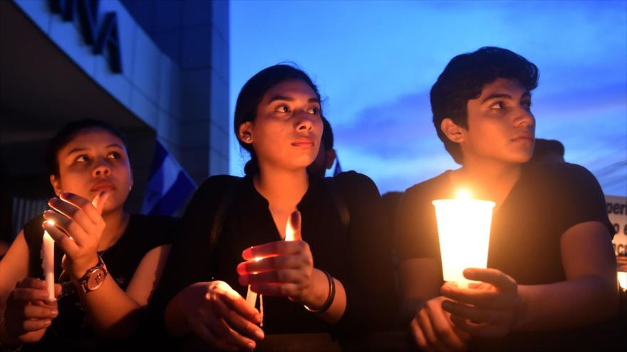 Estudiantes y periodistas protestan en memoria de un periodista asesinado, en Managua, capital nicaragüense, 26 de abril de 2018.