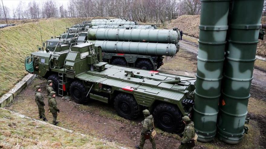 Efectivos rusos vigilan varios plataformas de sistemas antiaéreos S-400 Triumf.