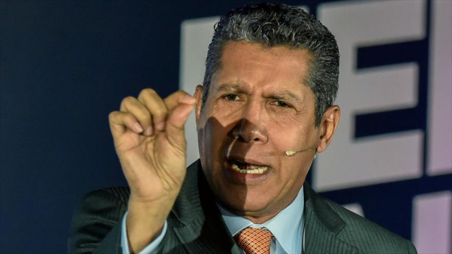 El candidato presidencial opositor venezolano Henri Falcón habla durante una conferencia de prensa en Caracas, 23 de abril de 2018.