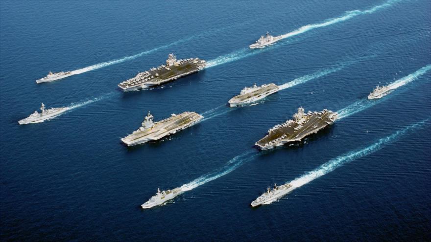 Una flota de portaaviones y destructores estadounidenses en las aguas libres.