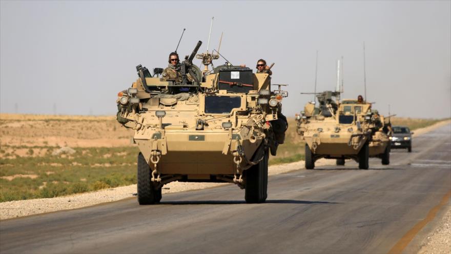 Fuerzas y vehículos militares pertenecientes a la coalición occidental liderada por EE.UU. en Al-Raqa, norte de Siria.