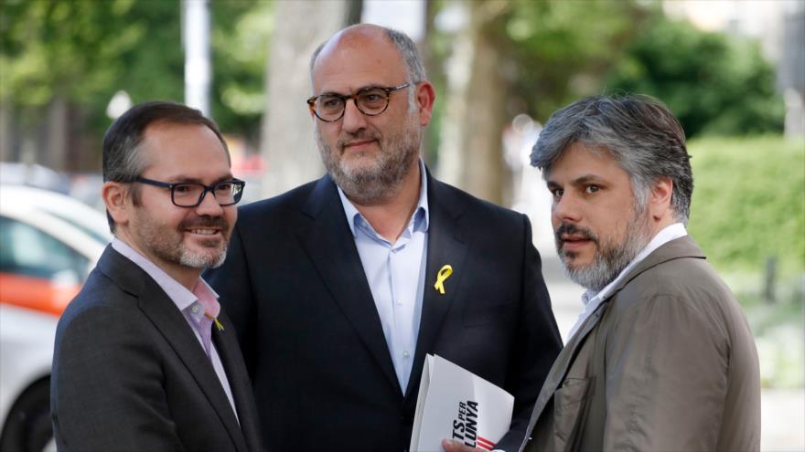 El portavoz de Juntos por Cataluña (JxCat), Eduard Pujol (centro), en Berlín junto a otros diputados de la formación separatista, 5 de mayo de 2018.