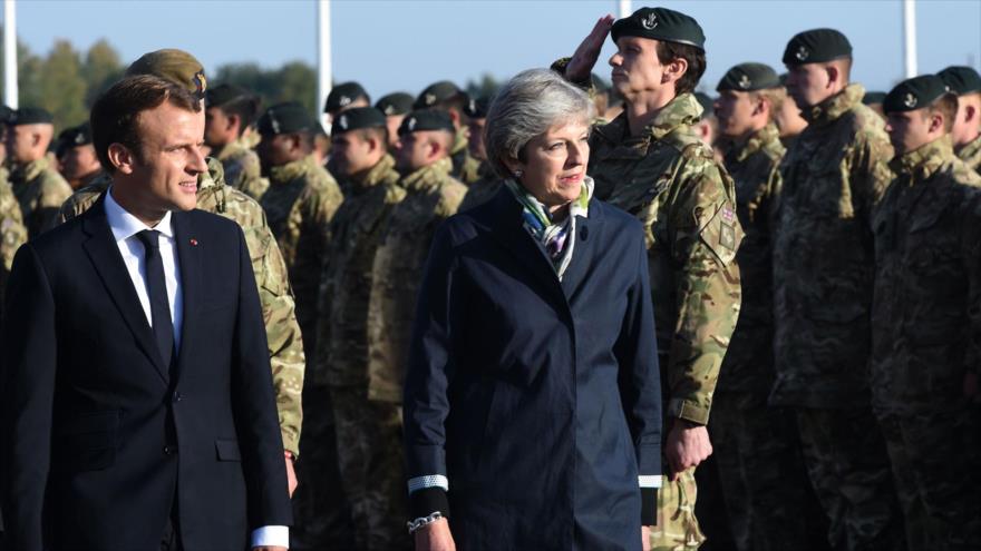 El presidente de Francia, Emmanuel Macron, y la premier británica, Theresa May, en la base militar estonia de Tapa, 29 de septiembre de 2017.
