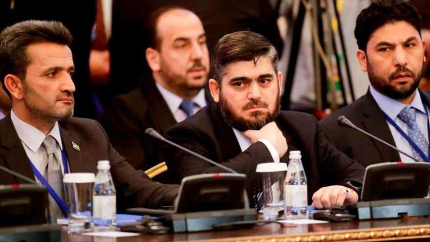 Mohamad Alloush (centro), uno de los líderes del grupo armado sirio Yeish al-Islam, en la reunión de Astaná (capital kazaja), 23 de enero de 2017.