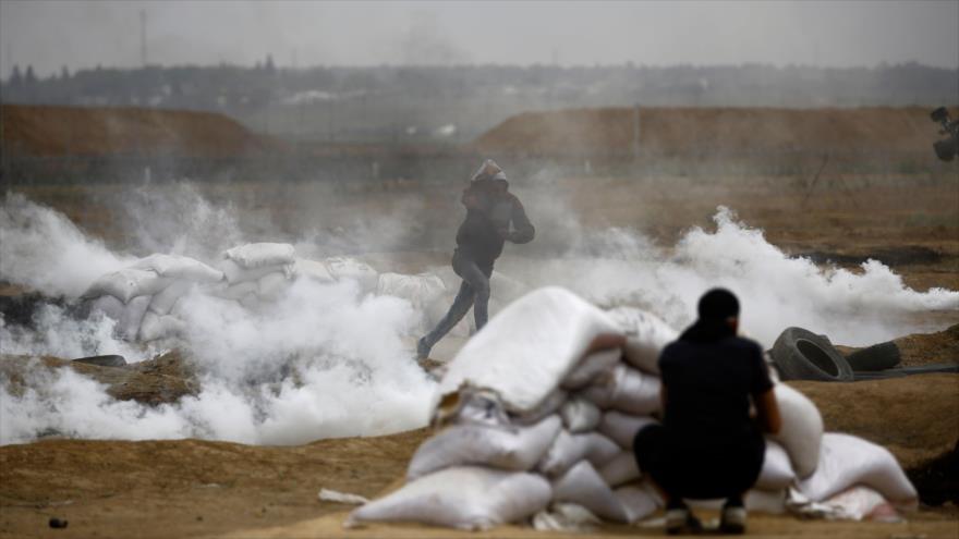 
Dos manifestantes palestinos en una protesta cerca de la línea de separación entre Gaza y los territorios ocupados, 4 de mayo de 2018.

