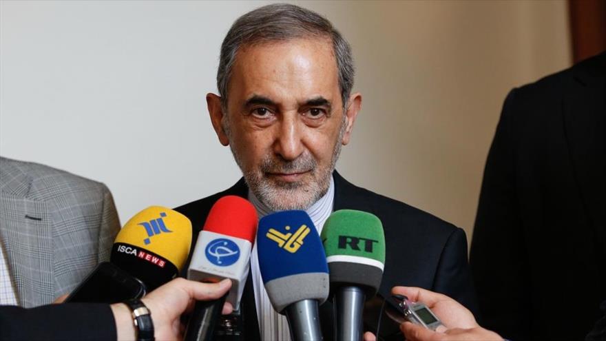 El asesor del Líder de la Revolución Islámica de Irán para Asuntos Internacionales, Ali Akbar Velayati, habla con los periodistas. 
