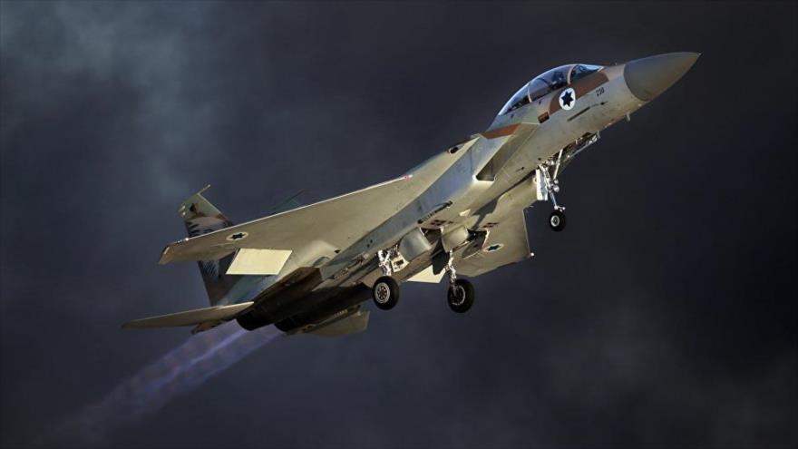 Un caza israelí F-15 en medio de una exhibición aérea.
