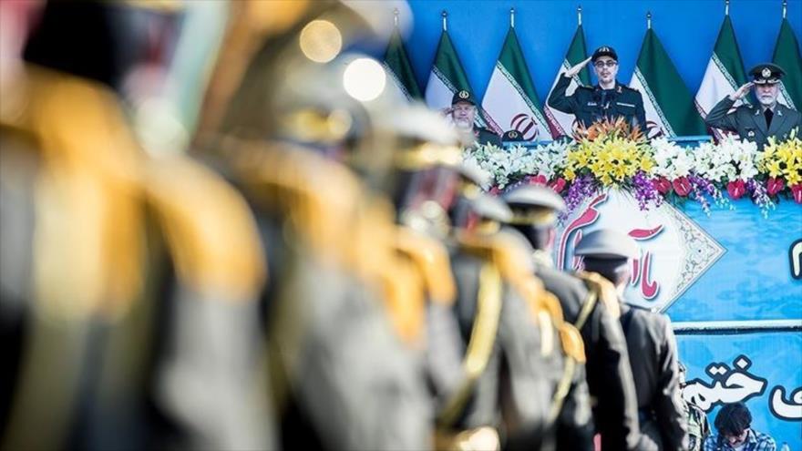 Jefe del Estado Mayor de las Fuerzas Armadas de Irán, general de división Mohamad Husein Baqeri (centro) en un desfile militar en septiembre de 2016.

