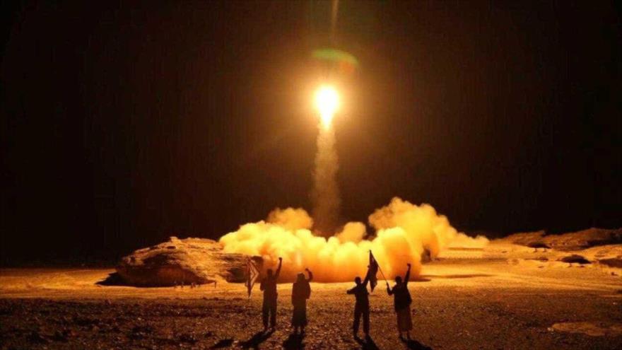 Fuerzas yemeníes lanzan misiles contra las posiciones militares de Arabia Saudí. 