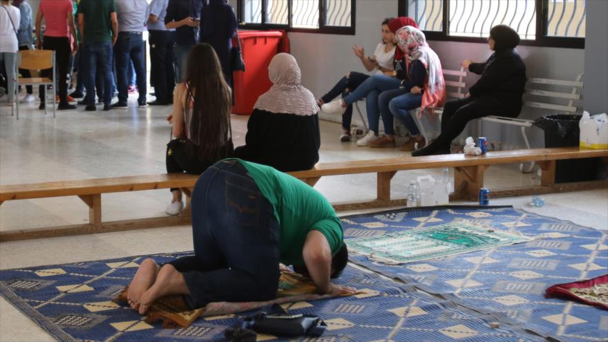 Un hombre reza en un centro de votación de la localidad de Nabatieh, en el sur de El Líbano, 6 de mayo de 2018.