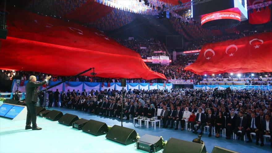 El presidente de Turquía, Recep Tayyip Erdogan, en un mitin electoral en Estambul del Partido de la Justicia y el Desarrollo (AKP), 6 de mayo de 2018.