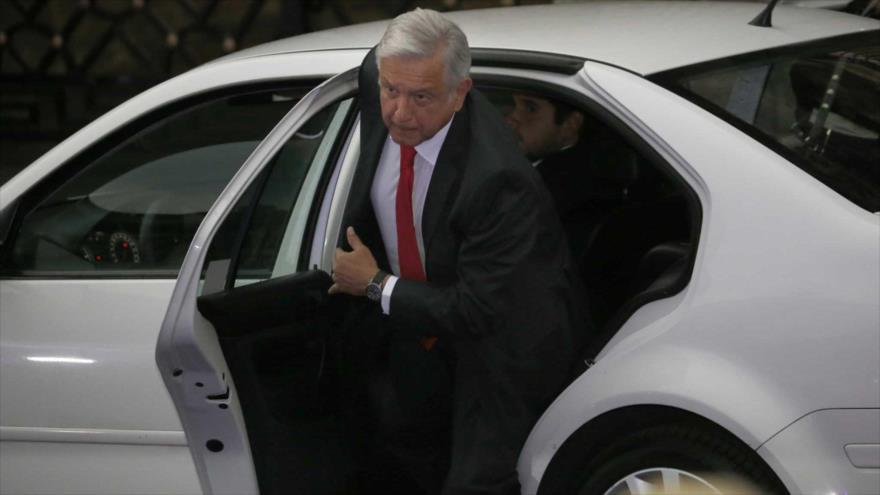 El candidato presidencial de México Andrés Manuel López Obrador llega al primero de tres debates, 22 de abril de 2018.