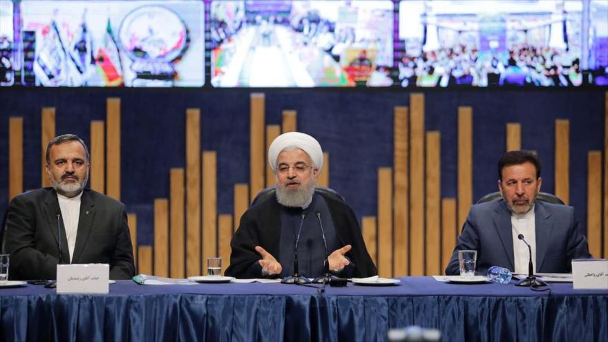 El presidente iraní Hasan Rohani (Centro) habla en una reunión con los gobernadores provinciales en Mashad (este), 7 de mayo de 2018.