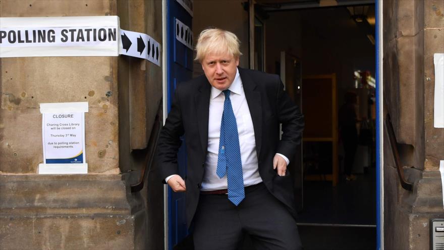 El ministro de Asuntos Exteriores del Reino Unido, Boris Johnson, sale de un centro de votación en Londres (la capital), 3 de mayo de 2018.