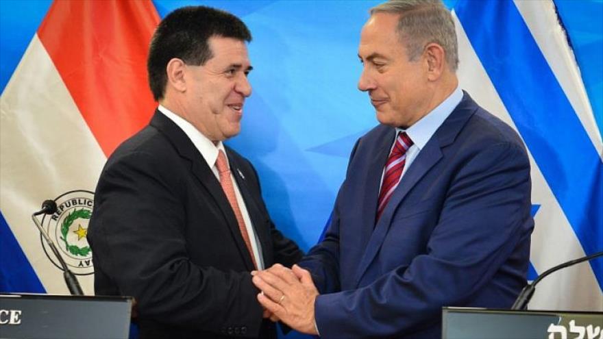 El presidente paraguayo, Horacio Cartes (izda.), se reúne con el premier israelí, Benyamin Netanyahu, en Al-Quds (Jerusalén), 19 de julio de 2016.