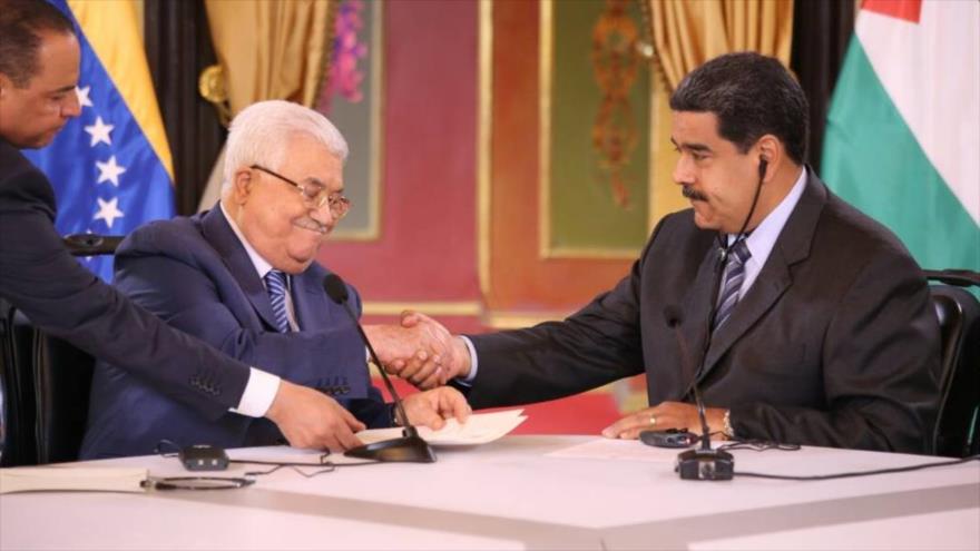 El presidente de la Autoridad Nacional Palestina (ANP), Mahmud Abás (izda.), junto con el mandatario venezolano, Nicolás Maduro, 7 de mayo de 2018.