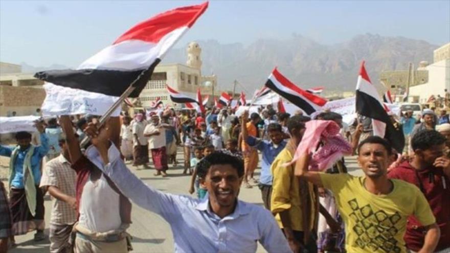 Yemeníes marchan contra la ocupación emiratí en la ciudad de Hadibu, Socotra, 7 de mayo de 2018.