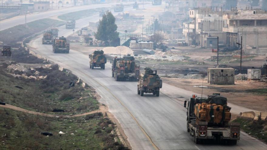 Un convoy militar de Turquía avanza en la provincia siria de Idlib, noroeste, 15 de febrero de 2018.