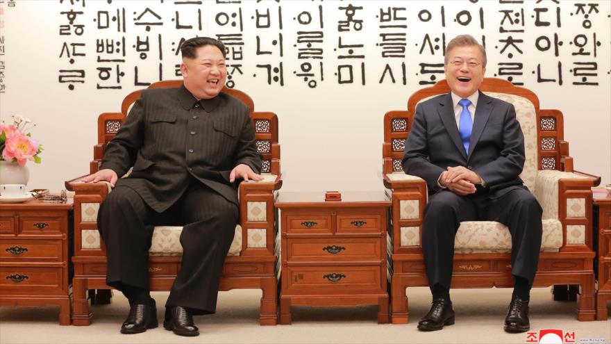 El líder norcoreano, Kim Jong Un (izq.), y el presidente de de Corea del Sur, Moon Jae-in, en la Casa de Paz en la frontera, 27 de abril de 2018.