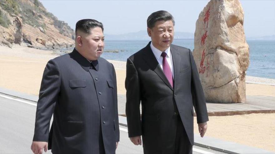 El líder de Corea del Norte, Kim Jong-un (izq.), reunido con el presidente chino, Xi Jinping, en Dalián (China), 8 de mayo de 2018.