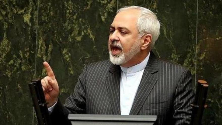 El canciller iraní, Mohamad Yavad Zarif, ofrece un discurso en el Parlamento de la República Islámica.