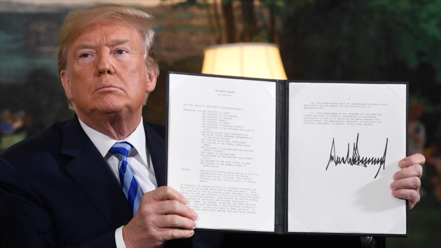 El presidente de EE.UU., Donald Trump, firma un documento que reinstaurá las sanciones contra Irán, 8 de mayo de 2018.