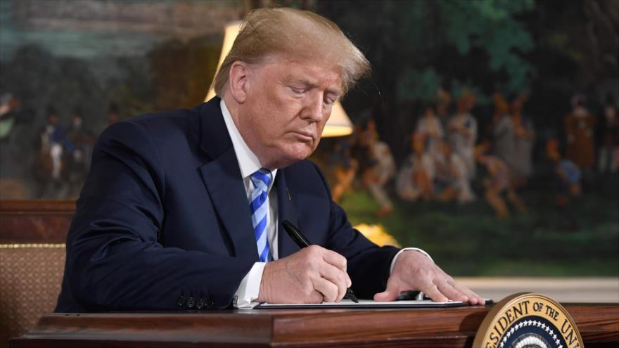 El presidente de Estados Unidos, Donald Trump, firma el decreto que restablece sanciones contra Irán en la ciudad de Washington, DC, la Casa Blanca, 8 de mayo de 2018.