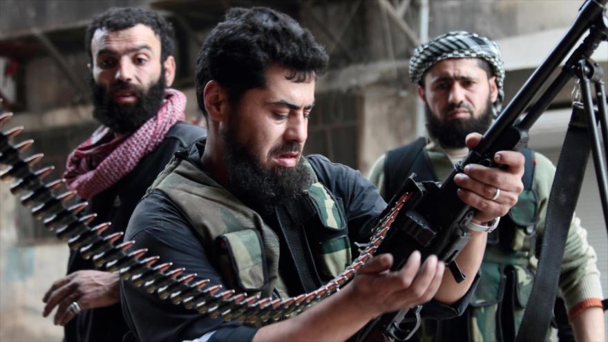 Tres soldados de los llamados rebeldes sirios en Alepo, noroeste de Siria.