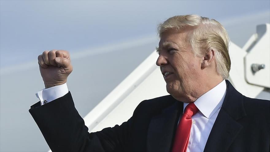 El presidente de EE.UU., Donald Trump, llega a la base militar de Selfridge en Michigan. 28 de abril de 2018.