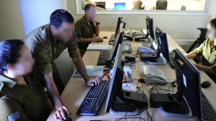 Soldados y oficiales israelíes en la Unidad 9900, un centro de ataques electrónicos de la inteligencia del ejército israelí.
