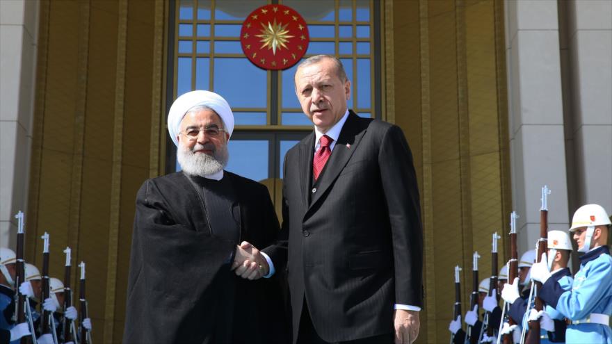 El presidente de Irán, Hasan Rohani (izq.), y su par turco, Recep Tayyip Erdogan, reunidos en Ankara (Turquía), 4 de abril de 2018.