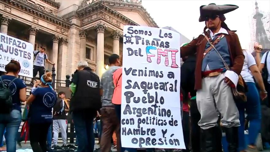 Argentinos protestan contra decisión de Macri de recurrir al FMI