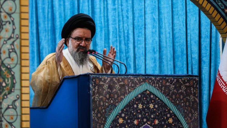 El ayatolá Ahmad Jatami, ofrece su sermón de este viernes en la ciudad de Teherán, capital de Irán, 11 de mayo de 2018.