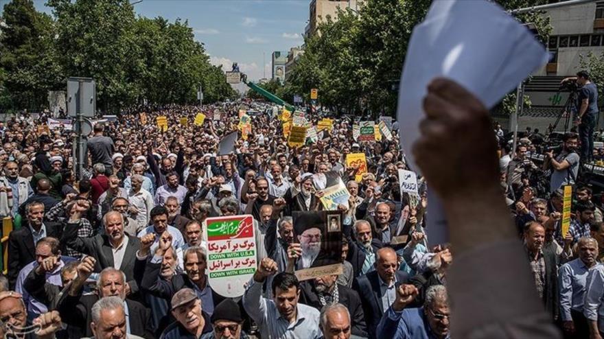 Iraníes se manifiestan en protesta a la decisión de EE.UU. de salir del acuerdo nuclear, Teherán, 11 de mayo de 2018.