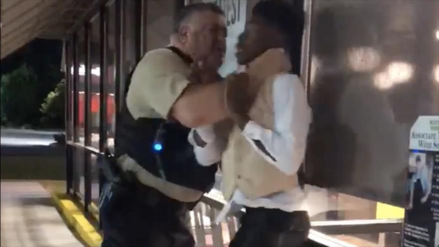 Vídeo: Arrestan a afroamericano en EEUU estrangulándolo y a golpes
