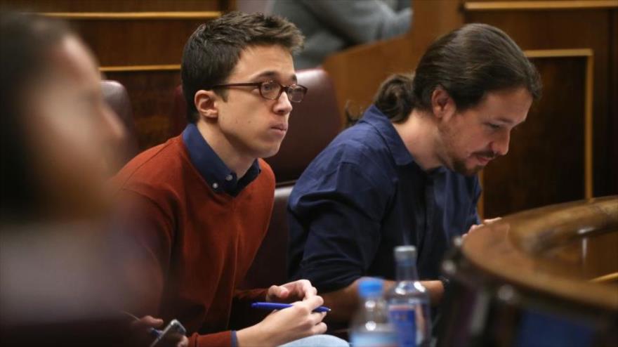 
El cofundador y diputado de Podemos, Íñigo Errejón (izda.) junto al líder de la formación morada, Pablo Iglesias en el Congreso de España.