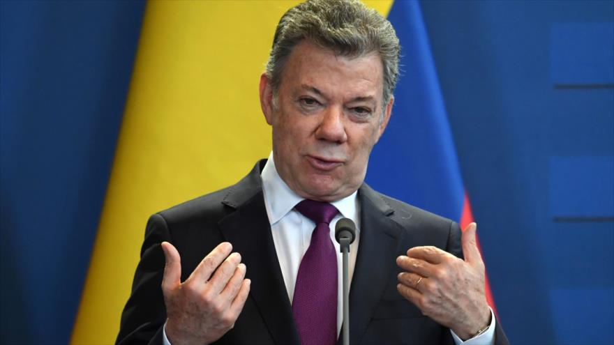 El presidente de Colombia, Juan Manuel Santos, habla en una conferencia de prensa en Hungría, 11 de mayo de 2018.