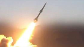 Yemeníes atacan con misil balístico una base militar en Arabia Saudí