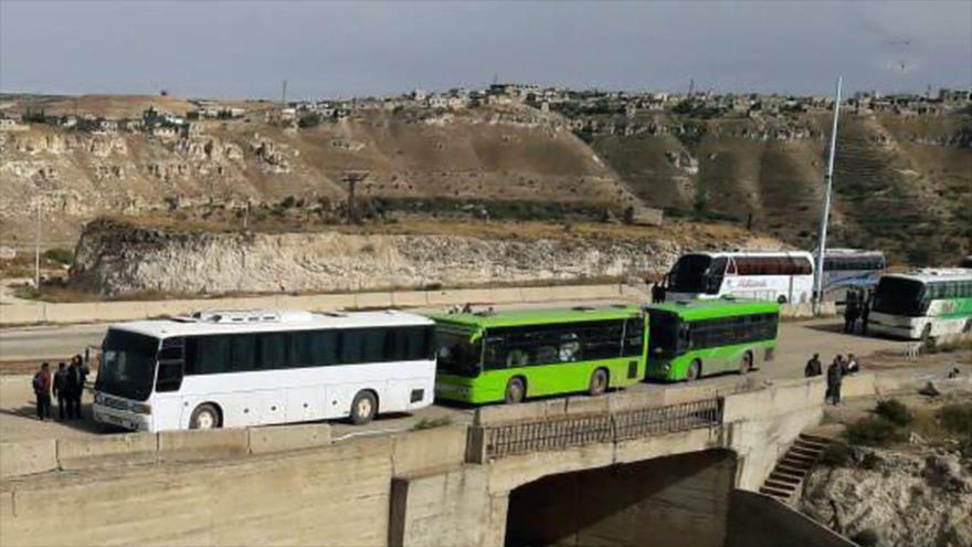 Miles de integrantes de grupos armados y terroristas salen de Homs y Hama rumbo a Idlib, 11 de mayo de 2018.