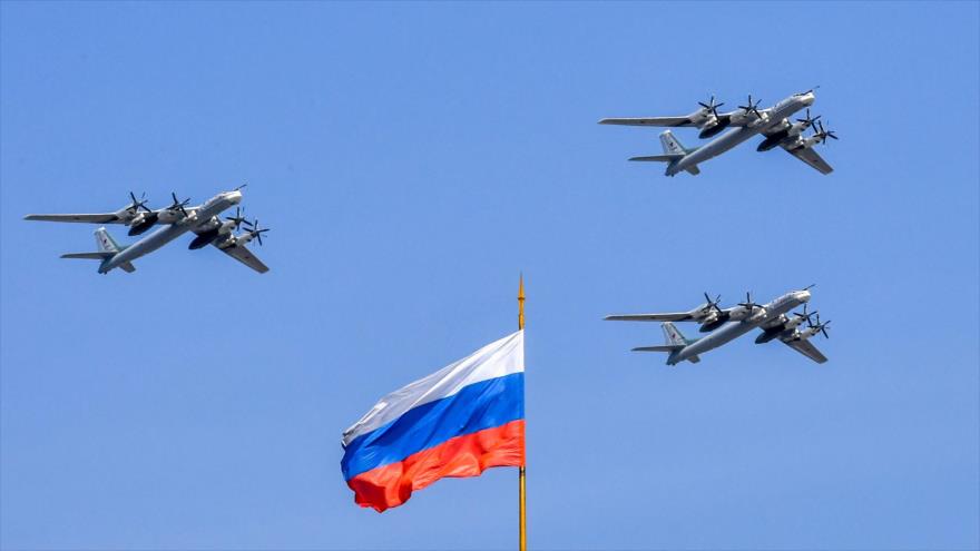 Bombarderos estratégicos rusos Tupolev Tu-95 durante un ensayo para el desfile militar del Día de la Victoria en Moscú, 4 de mayo de 2018.