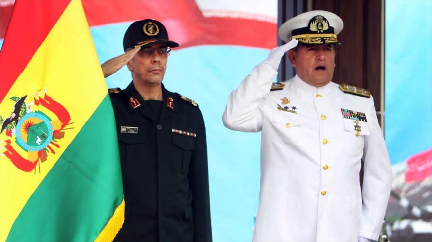 El jefe del Estado Mayor de las Fuerzas Armadas de Irán, Mohamad Husein Baqeri (izq.), recibe a su par de Bolivia, el almirante Yamil Octavio Borda Sosa.