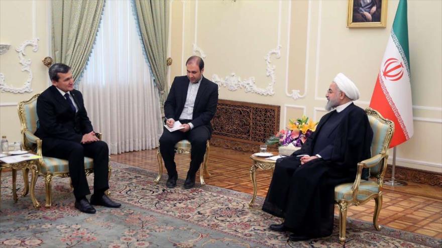 El presidente iraní, Hasan Rohani (dcha.), se reúne con el canciller turcomano, Rashid Meredov, en Teherán, 12 de mayo de 2018.