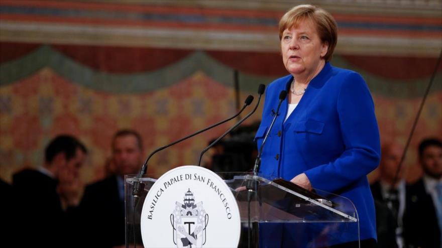 La canciller de Alemania, Angela Merkel, ofrece un discurso en la localidad italiana de Asís, tras recibir la Lámpara de la Paz, 13 de mayo de 2018.