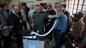 Más de 44 % de los iraquíes participa en comicios parlamentarios